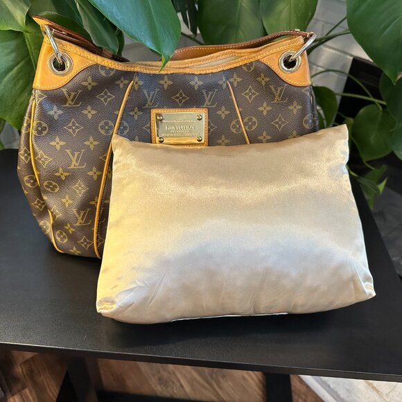 Louis Vuitton Galliera PM Monogram Shoulder Bag - Picture 14 of 16